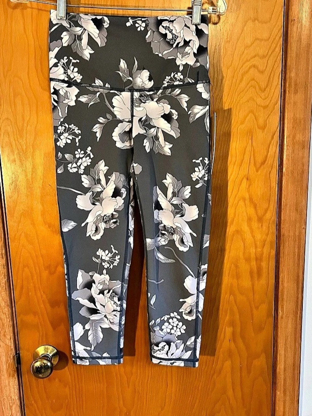 NWT Mono B Grey Floral High-Waisted Cropped Workout Leggings - Size Small